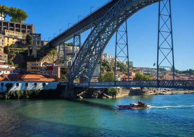 Oporto: Tour en bus turístico Yellow Bus, crucero por el río y visita a bodega, Oporto, Portugal, Porto Pass. Oporto: Tour en bus turístico Yellow Bus, crucero por el río y visita a bodega, Oporto, Portugal, Porto Pass.