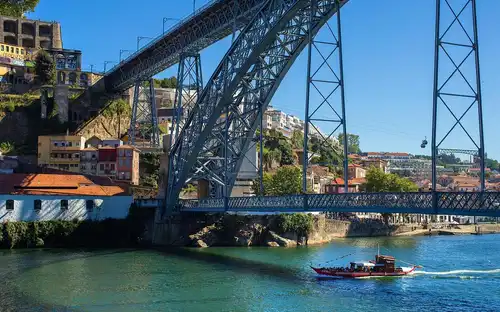 Oporto: Tour en bus turístico Yellow Bus, crucero por el río y visita a bodega, Oporto, Portugal, Porto Pass. Oporto: Tour en bus turístico Yellow Bus, crucero por el río y visita a bodega, Oporto, Portugal, Porto Pass.