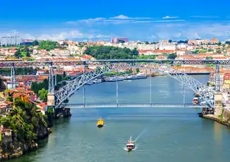 Oporto: Tour en bus turístico Yellow Bus, crucero por el río y visita a bodega, Oporto, Portugal, Porto Pass. Oporto: Tour en bus turístico Yellow Bus, crucero por el río y visita a bodega, Oporto, Portugal, Porto Pass.